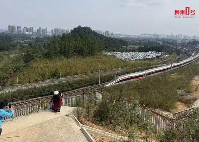 柳州一山顶机位走红，周末数百人打卡！紧急提醒：非景区，尚未开发！