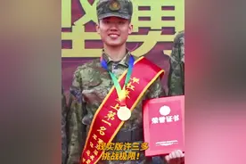 厉害！上等兵做了911个单杠卷身上图片