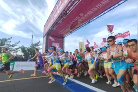 赏日落看星空，听音乐品美酒！万名跑者打卡烟台金沙滩“星空马”图片