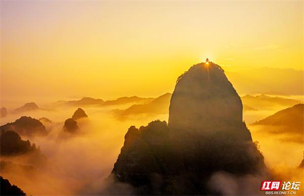 云雾作幕，丹霞为台：独岩峰的“天际线独舞”