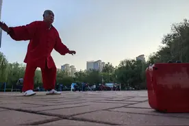 双节拍丨71岁老人打太极健身图片