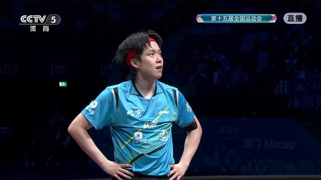 王楚钦输球后头砸球台