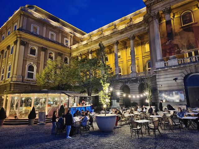 多瑙河畔，在布达静听城市的岁月回声