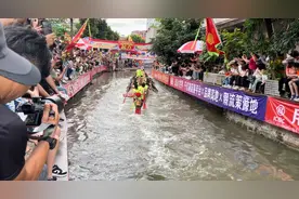 直击佛山叠滘龙船漂移大赛：有龙舟冲线时仅剩龙身，队员称夺冠比奖金更重要图片