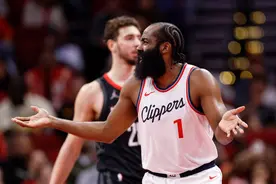 规则手册：登哥三分榜历史第二！还有人觉得撤步三分是走步吗？图片