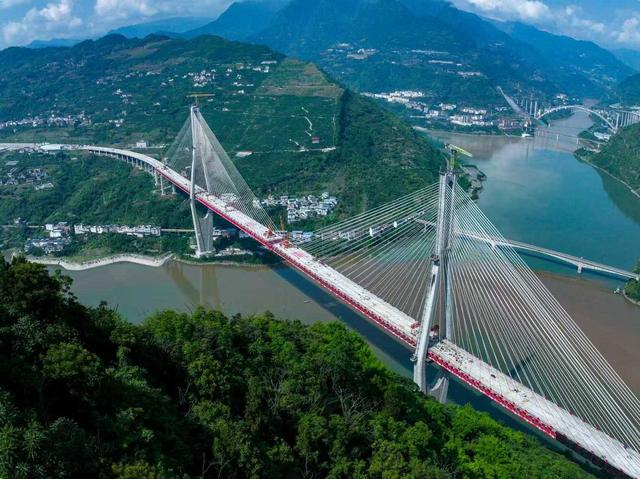 空中搭建2.2万吨“钢积木”！宜攀高速新市金沙江特大桥顺利合龙