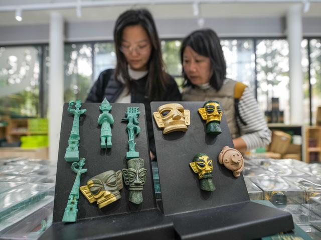新时代中国调研行之文化中华｜文物的“新展厅”：三星堆文创潮玩的出圈密码