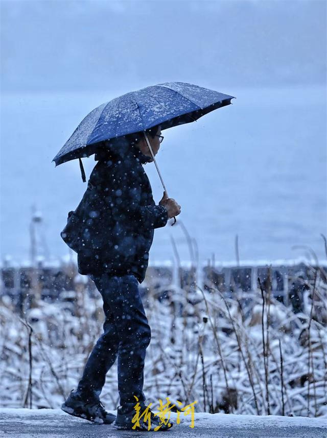 雪落明湖醉游人