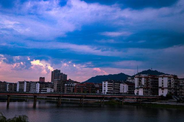 英山：晨雨至秋城景美