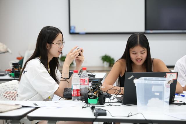 巴黎少年探访上海：一座来了就想“二刷”的未来之城