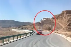 山西一公路上出现牌楼挡道 当地：先有牌楼后有路图片