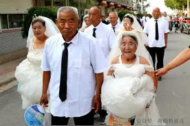 银发“新人”穿婚纱，11对老年夫妻重温浪漫爱情图片