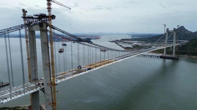 山东最大跨径跨海悬索桥顺利合龙