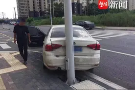 轿车“无人驾驶”撞灯杆，原是司机停车忘拉紧手刹图片