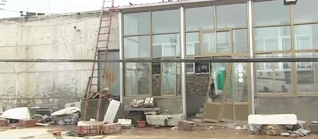 北京密云暴雨 记者雨伞险些被吹飞