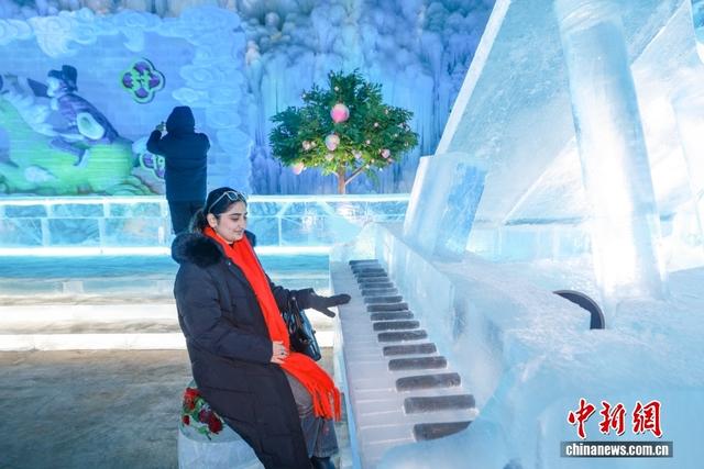北京龙庆峡冰灯艺术节开幕