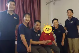 助浴失能老人，清洁的同时提供情绪价值｜聚焦银发族图片