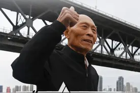 回访骑行千里的看桥爷爷：这一年有愧疚也有幸福，明年想去看天安门图片