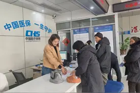 山亭区：便民“微窗口”服务“无微不至”图片