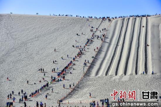 中国八方文化旅游联合体首趟青甘旅游大型专列抵敦煌