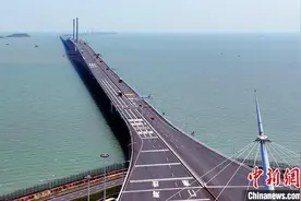 受“苏拉”影响 港珠澳大桥临时封桥多口岸暂停通关图片