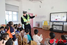 惠民交（巡）警走进幼儿园 带着“萌娃”学安全图片