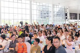 书博会上有“熊出没” 熊大、熊二携手光头强与小读者互动图片