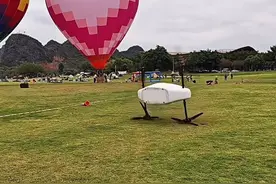 南宁一载人飞行器起飞时侧翻 涉事景区：非游玩项目图片