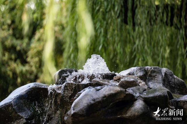 “月牙飞瀑”引来围观，游人踏水赏泉