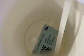 所售饮品被曝喝出标签，品牌回应称核实跟进图片