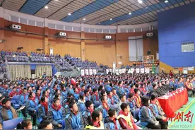“开学安全第一课” 长沙交警进校开讲图片