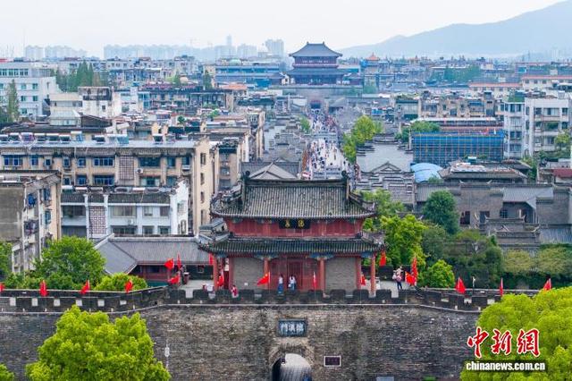 湖北襄阳古城国旗招展 一江两岸风光秀美