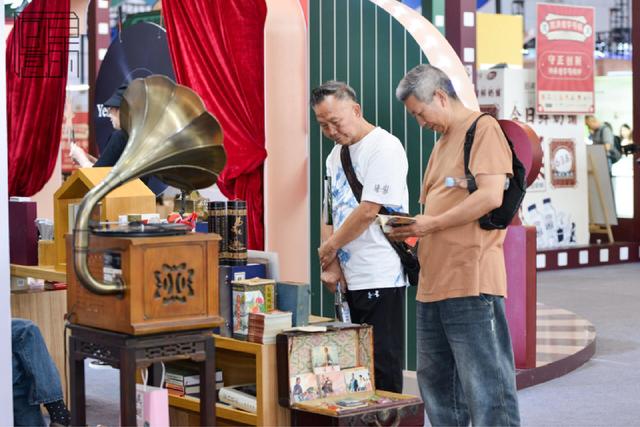 2025创意云南文博会昆滇老字号展：小霸王游戏机、小人书、怀旧歌舞……好玩有趣人气旺