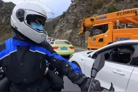 男子骑行时主动为救护车开路：曾是交警，希望能为病人争取时间图片