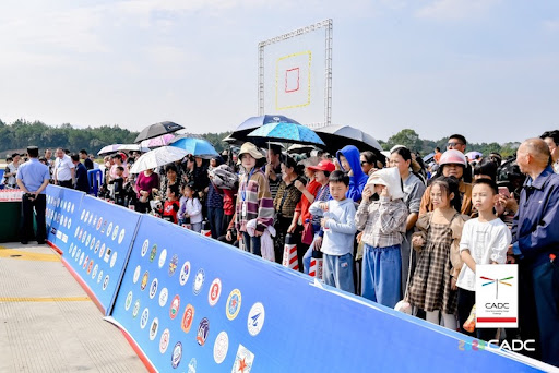 看完中国大学生手搓轰炸机，爱刷抖音的美国人天塌了。