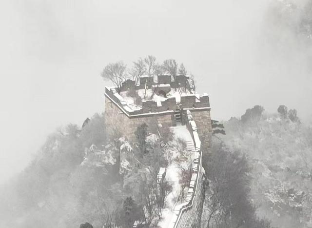 雪中箭扣长城，宛若雪龙盘旋山间