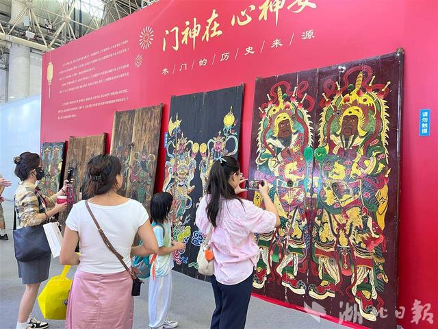 “这个将军好威风！”汉吉福门神年画博览会现场圈粉