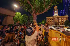 夜色中，武汉江汉路步行街人海如潮图片