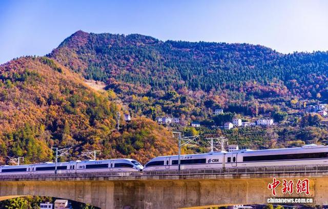 湖北兴山：高铁绘“彩练” 斑斓入画屏