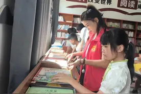 赤壁市余家桥村：农家书屋 “迎‘八一’，共读红色经典”阅读分享图片