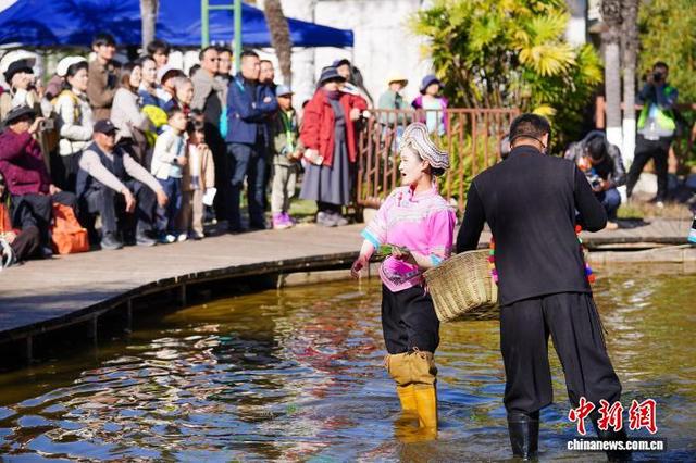 云南昆明：游客“十月年”沉浸式体验哈尼族文化