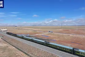 暑期游升温 青藏铁路进出藏铁路列车日开行车次创新高图片