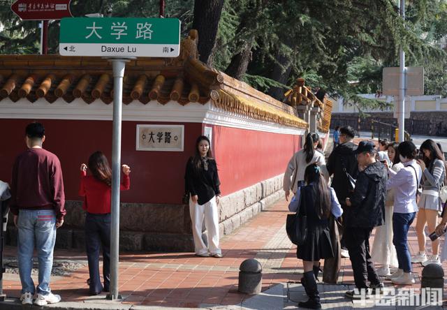 黄金周后热度不减，大学路红墙引客来