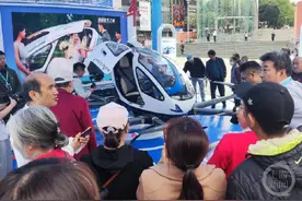 真·比翼双飞！低空飞行消费周现“夫妻档”跳伞图片