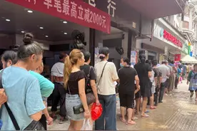 榕江县向受灾群众免费发放生活物资：现场排长队，秩序井然图片