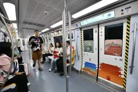 打造流动的中轴线文化带  北京中轴线地铁2号线专列发车图片