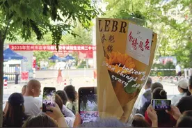 2025年兰州中考按下启动键 学生在教室考 家长在场外“烤”图片