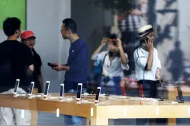 9天涨价500元，苹果手机迎涨价潮？直营店价格没变，部分手机店价格有波动，经销商：有价无市，没人敢收图片