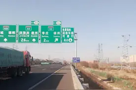 泰安辖区高速这些路段，“免费期间应急车道可通行”图片