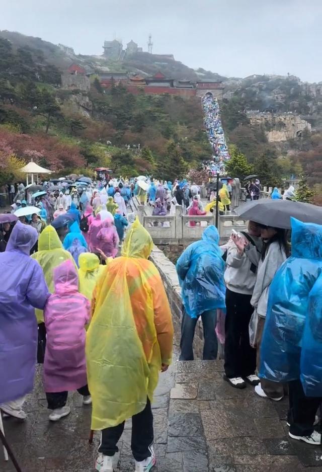 大量游客夜爬泰山突遇降雨大风，厕所挤满过夜的人，有商铺售夜间休息位60元到100元，景区：建议出行前关注天气